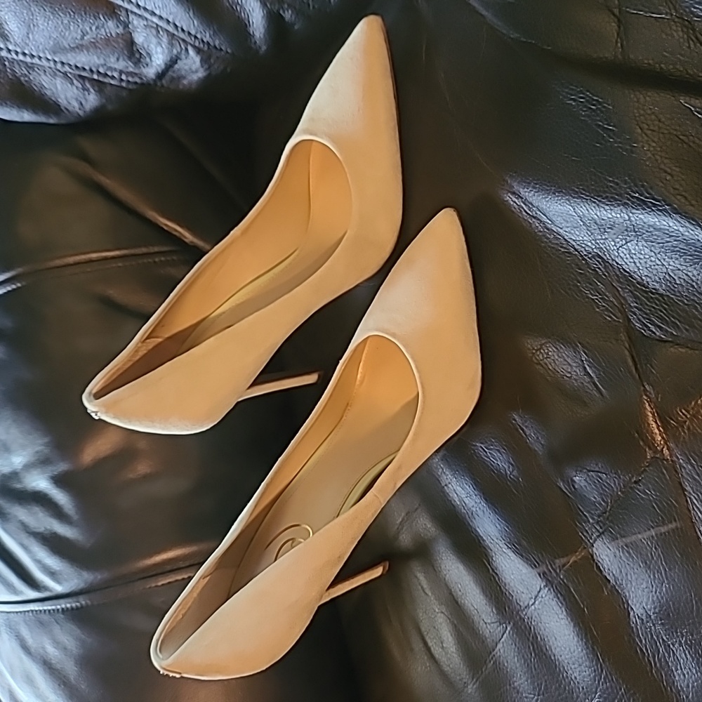 Sam Edelman suede shoes color looks like a very light green